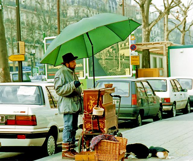 organ_player.tif - Organ Player, Paris