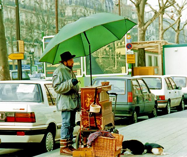 organ_player.tif - Organ Player, Paris